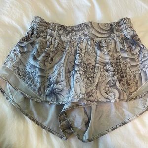 Lululemon hotty hot 2.5in shorts